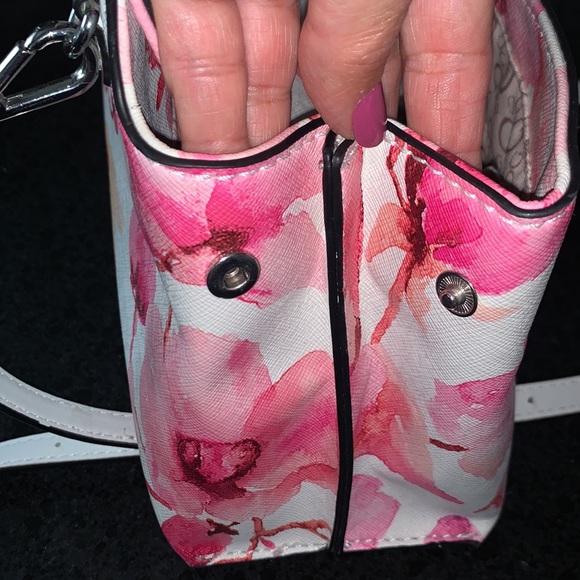 Guess Floral crossbody bag - Picture 12 of 14